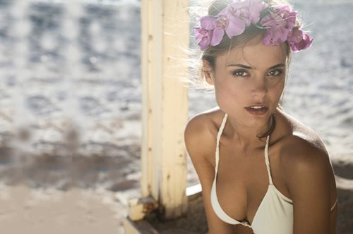 Τα ελληνικά μαγιό που γεννήθηκαν μια καυτή, ηλιόλουστη, καλοκαιρινή μέρα λέγονται Maa Boo