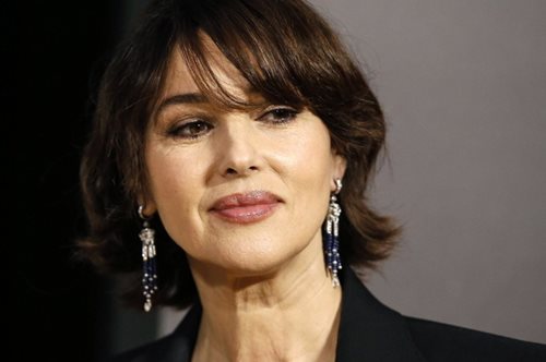 Η 56χρονη Μόνικα Μπελούτσι σε νέα, υπέροχη φωτογράφιση: Επιβεβαιώνει ότι η γοητεία δεν έχει ηλικία