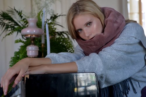 Τα ελληνικά snood που θα σου χαρίσουν ζέστη και στυλ ακόμα και μέσα στο σπίτι 