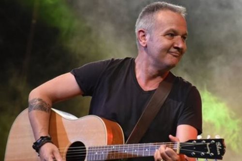 «Γελούσα με έναν άντρα που είχε ντυθεί γυναίκα. Αυτή ήταν η πρώτη φορά που με χτύπησε η μητέρα μου»