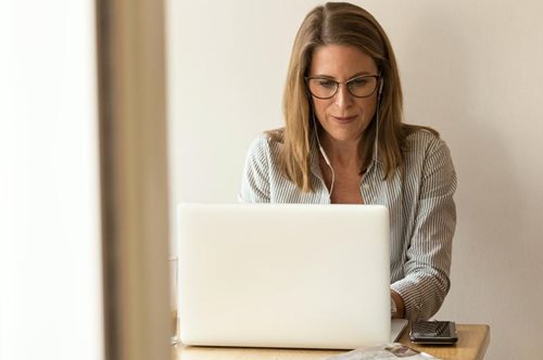 Οι εργαζόμενες γυναίκες έχουν καλύτερη μνήμη μετά τα 60, σε σχέση με όσες δε δούλεψαν με μισθό 