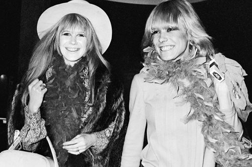 Από τη Μαριάν Φέιθφουλ μέχρι τη Τζέιν Μπίρκιν, οι πιο όμορφες γυναίκες λάτρεψαν αυτό το παλτό