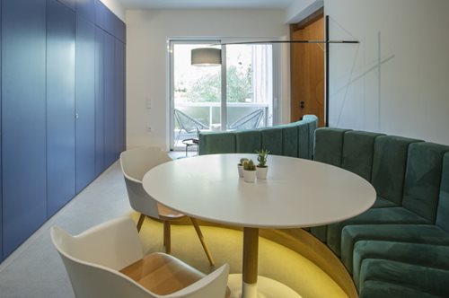 Έρχεται από το μέλλον: Η μίνιμαλ ανακαίνιση ενός διαμερίσματος στη Γλυφάδα το αποδεικνύει    