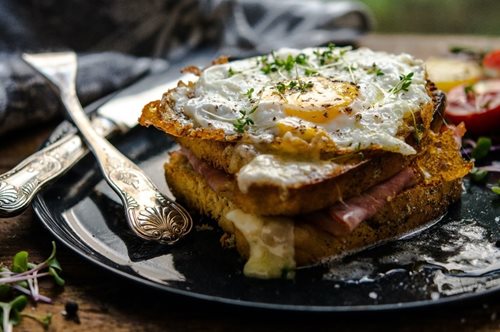 Πλούσιο, τραγανό Croque Monsieur: Μετατρέπουμε το σπίτι μας σε μπιστρό με τα πιο απλά υλικά