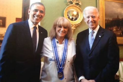 Η Ελληνίδα σεφ που έχει μαγειρέψει για τον Μπάιντεν και τον Ομπάμα: «Και οι δύο τρώνε υγιεινά»