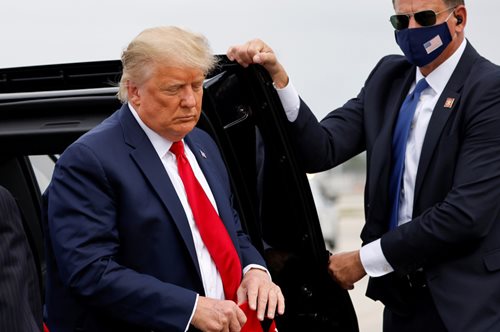 «Καθώς έμπαινε από την πλαϊνή πόρτα του Λευκού Οίκου, η 