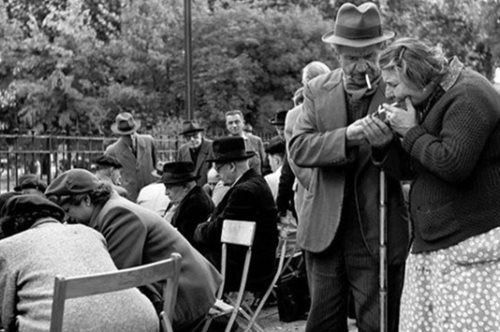 «Φωτογραφίζω ασταμάτητα, ποτέ δεν περιμένω»: Η Σαμπίν Βάις παραμένει ενεργή στα 96 της  