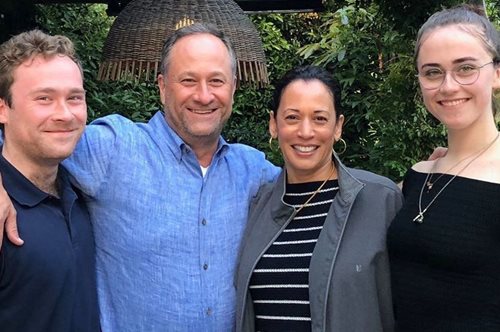 «Τα έξυπνα και ταλαντούχα θετά παιδιά μου»: Η μεικτή οικογένεια της Καμάλα Χάρις, υπόδειγμα ευτυχίας