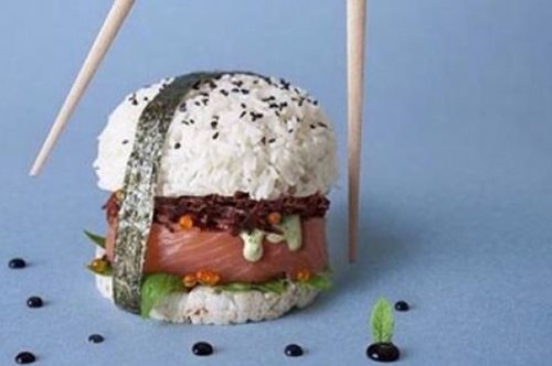Σούσι μπέργκερ: Έχει ρύζι αντί για ψωμάκι και είναι το νέο trend στο φαγητό. 