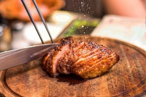 «Με ένα πιάτο φαΐ κανείς δεν έγινε φτωχότερος»: Εστιατόριο στη Θεσσαλονίκη προσφέρει δωρεάν 