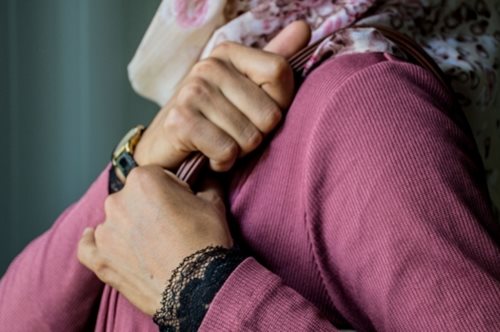 «Είμαι πάντα νευρική. Όλο το σπίτι βρίσκεται σε κατάθλιψη»: Η ιστορία της Fryal από το Ιράκ