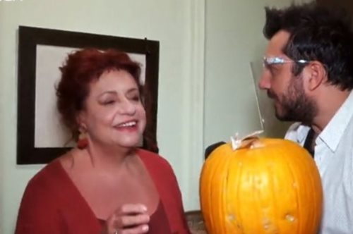 Η Ελένη Κοκκίδου δείχνει τη διακόσμηση του σπιτιού της και μιλάει για τη λατρεία της στις κολοκύθες 