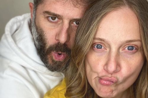 Τα πρώτα Χριστούγεννα με τον γιο τους: O Αλέξανδρος Μπουρδούμης και η Λένα Δροσάκη στόλισαν