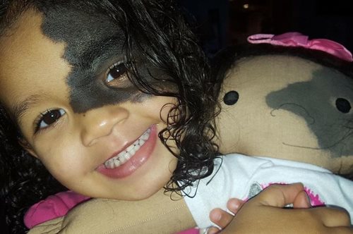 Η δημιουργός που φτιάχνει κούκλες-σωσίες παιδιών με σωματικές αναπηρίες και δυσμορφίες