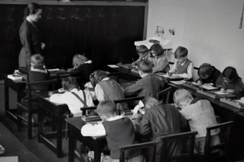 Όταν βγάζει το καλώδιο από την πρίζα παύουν όλα. Και οι τηλεσυμμαθητές και οι τηλεκαθηγητές