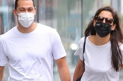 H Κέιτι Χολμς βρήκε τον σωστό τρόπο να κάνει ένα φαρδύ, καθημερινό φούτερ να δείχει πολυτελές 