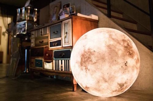 Aυτή η λάμπα στο σχήμα του φεγγαριού θα κάνει το σπίτι σας άκρως ρομαντικό