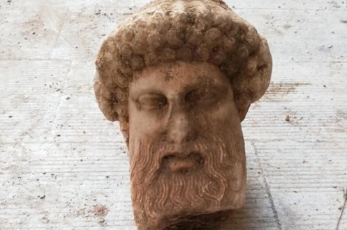 «Μοναδική Αθήνα!»: Κεφαλή του Ερμή, εικονίζουσα τον θεό σε ώριμη ηλικία, βρέθηκε στην οδό Αιόλου 