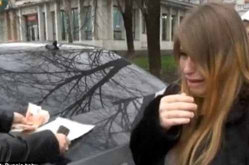 Το πιο εξοργιστικό video που έχεις δει. 25χρονη μητέρα πουλάει το μόλις 10 ημερών μωρό της 