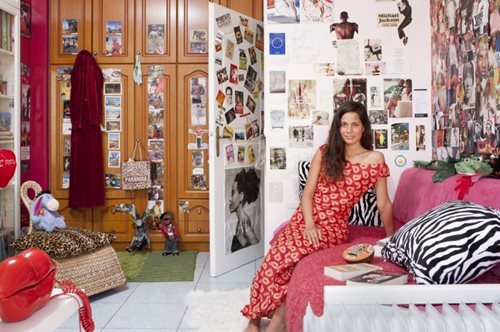 Γυναίκες από όλο τον κόσμο φωτογραφίζονται στην κρεβατοκάμαρά τους. Ανάμεσά τους 3 Ελληνίδες