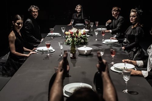 Στο Εθνικό Θέατρο με 8€: Νέα παράσταση, «Σ’ εσάς που με ακούτε» της Αναγνωστάκη, σε live streaming