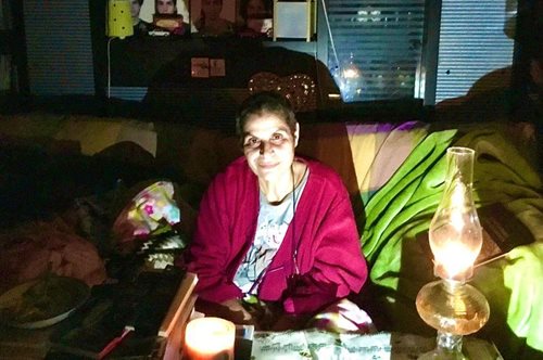 «Δεν έχω ρεύμα, δεν έχω φως, δεν έχω να μαγειρέψω»: Αγωνιώδης έκκληση της κόρης του Μίκη Θεοδωράκη