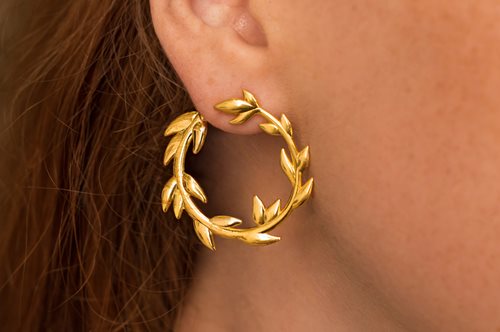 Το δάφνινο στεφάνι-γούρι του 2021 σε παντατίφ, βραχιόλια και σκουλαρίκια από τον οίκο ZOLOTA