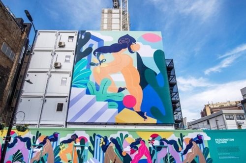 «Οι άνθρωποι ξαναενώνονται και συναντιούνται»: Το μήνυμα ενός έργου τέχνης πάνω σε ένα κτίριο 