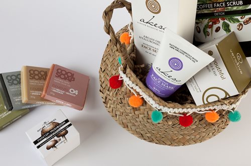 Φτιάξαμε το μαγικό καλάθι με τις πιο εκλεκτές ελληνικές μάρκες περιποίησης και ομορφιάς