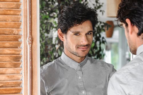 «Μου αρέσει να λέω ιστορίες στους άλλους»: Έτσι του αρέσει να συστήνεται του Πάνου Βλάχου 