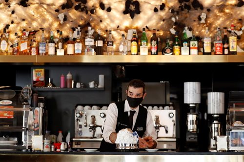 Mπαρ στην Ιταλία απαγορεύει δια ροπάλου να μιλάς για τον κορονοϊό για όσο βρίσκεται εκεί