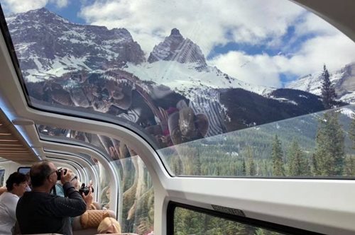 Το τρένο με τη γυάλινη οροφή μάς βυθίζει στην ανυπέρβλητη ομορφιά της φύσης του Καναδά