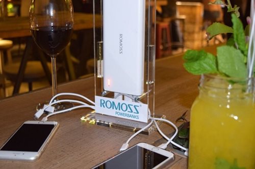 Υπέροχα νέα. Ο πρώτος φορτιστής κινητών για cafe και bar έχει ελληνική υπογραφή