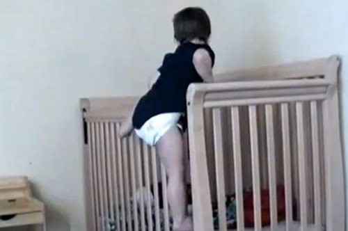 Επική.. απόδραση μπόμπιρα. Δες πώς φεύγει κρυφά από το δωμάτιό του