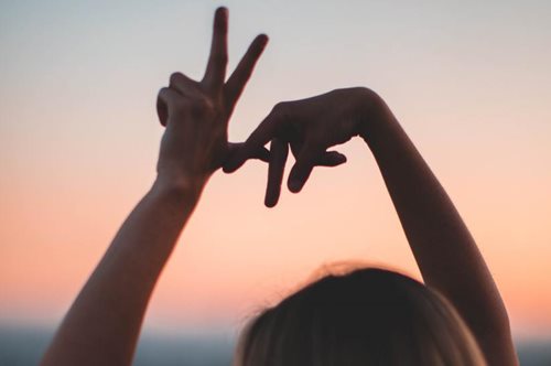 Σιωπηλό σινιάλο: Ο διεθνής μη λεκτικός κώδικας με τα χέρια που δηλώνει πως μια γυναίκα υφίσταται βία