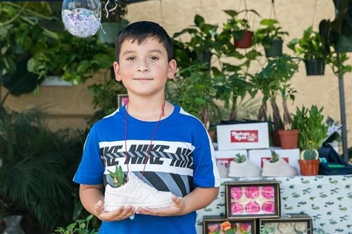 Ο 8χρονος άστεγος που με την επιχειρηματική ιδέα του έσωσε την οικογένειά του από την πείνα 