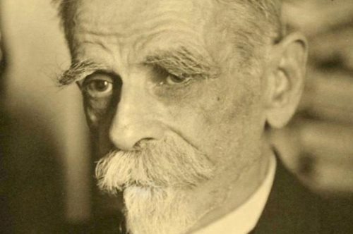 Κωστής Παλαμάς: Mία μοναδικά σπάνια φωτογραφία του στην δεκαετία '30 μπροστά στο βιβλιοπωλείο Κάουφμαν