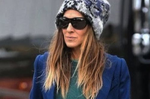 H Σάρα Τζέσικα Πάρκερ πήγε βόλτα στη Νέα Υόρκη με το πιο ωραίο μπουφάν του χειμώνα