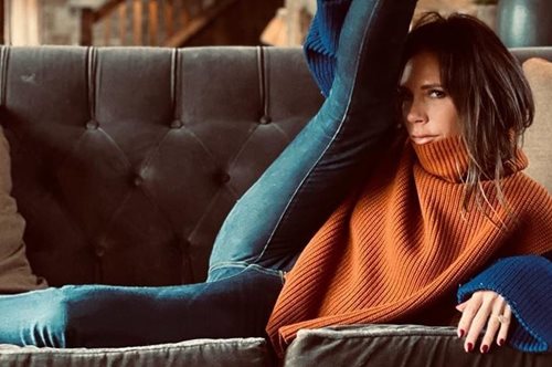 Tα outfit της Βικτόρια Μπέκαμ όταν δουλεύει από το σπίτι είναι ο τέλειος λόγος να βγάλουμε τη φόρμα