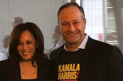 Γνωρίστηκαν σε ένα ραντεβού στα τυφλά: Η συγκινητική ιστορία της Καμάλα Χάρις και του συζύγου της