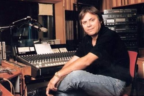 «Πεντέμισι χρονών πήγαινα στο Παγκράτι με τα πόδια να χαζέψω 45άρια δισκάκια σε μια βιτρίνα»