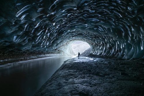 Ένα «εξωγήινο» βίντεο μας ταξιδεύει στην Ισλανδία: Πεζοπορία κάτω από έναν παγετώνα