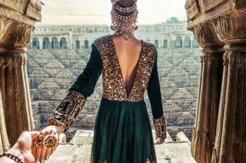 Ο φωτογράφος που «ακολουθεί» τη σύζυγό του ανά τον κόσμο αποκάλυψε πώς το κάνει. 