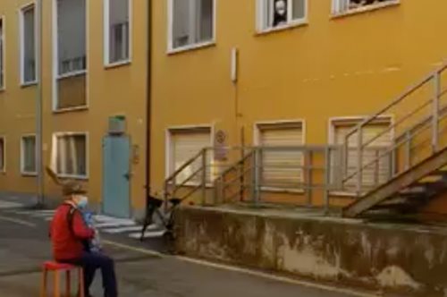 Στην αυλή του νοσοκομείου: 81χρονος Ιταλός κάνει καντάδα στη γυναίκα του που πεθαίνει 