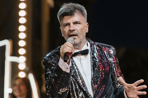 Ραντεβού όλοι στο Πάρκο Σταύρος Νιάρχος να υποδεχθούμε τα Χριστούγεννα με τον Φοίβο Δεληβοριά