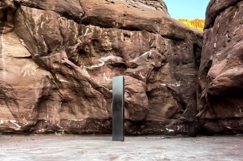 Μυστήριο στην έρημο της Γιούτα: Παράξενη μεταλλική στήλη εμφανίζεται ξαφνικά, έπειτα εξαφανίζεται 