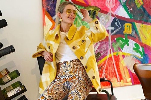 Tόσο παιχνιδιάρικο που σου κλείνει το μάτι. Το απόλυτο χρώμα του 2021 θα ζεστάνει τις καρδιές μας