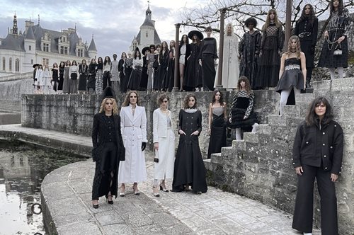 Είδαμε το σόου Chanel Métiers d’art collection ταυτόχρονα με όλο τον υπόλοιπο πλανήτη