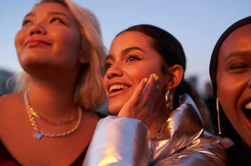 «Ας αλλάξουμε το μέλλον»: Η νέα, ποιητική καμπάνια της H&M μοιράζει ελπίδα 