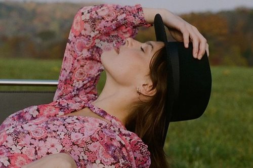 Ανακαλύψαμε στα Zara το τοπ του 2021: «Πειραγμένα» ρετρό, θα γίνει το δεύτερο δέρμα μας